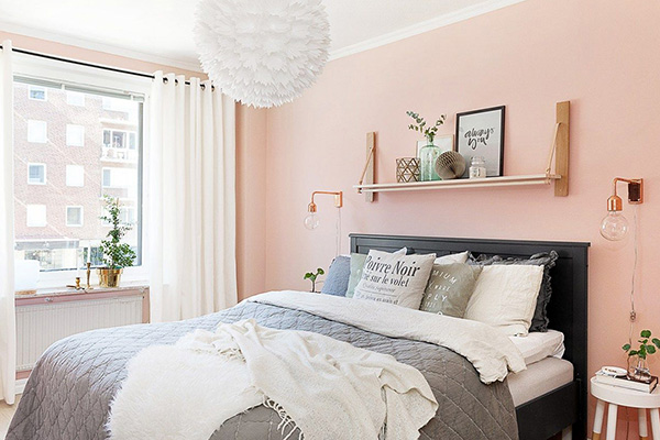 Спальня персикового цвета