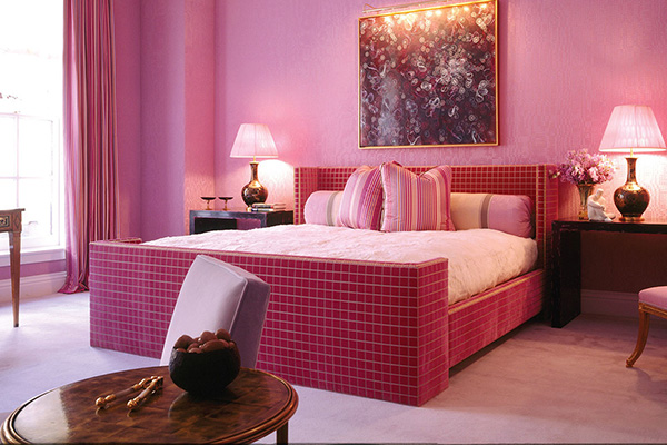 Спальня ярко-розового цвета