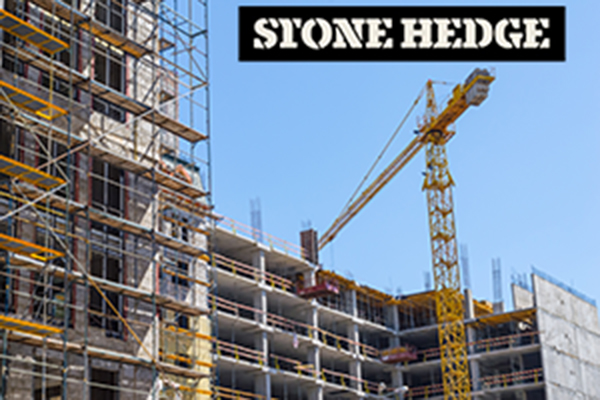 Логотип компании Stone Hedge и новостройка